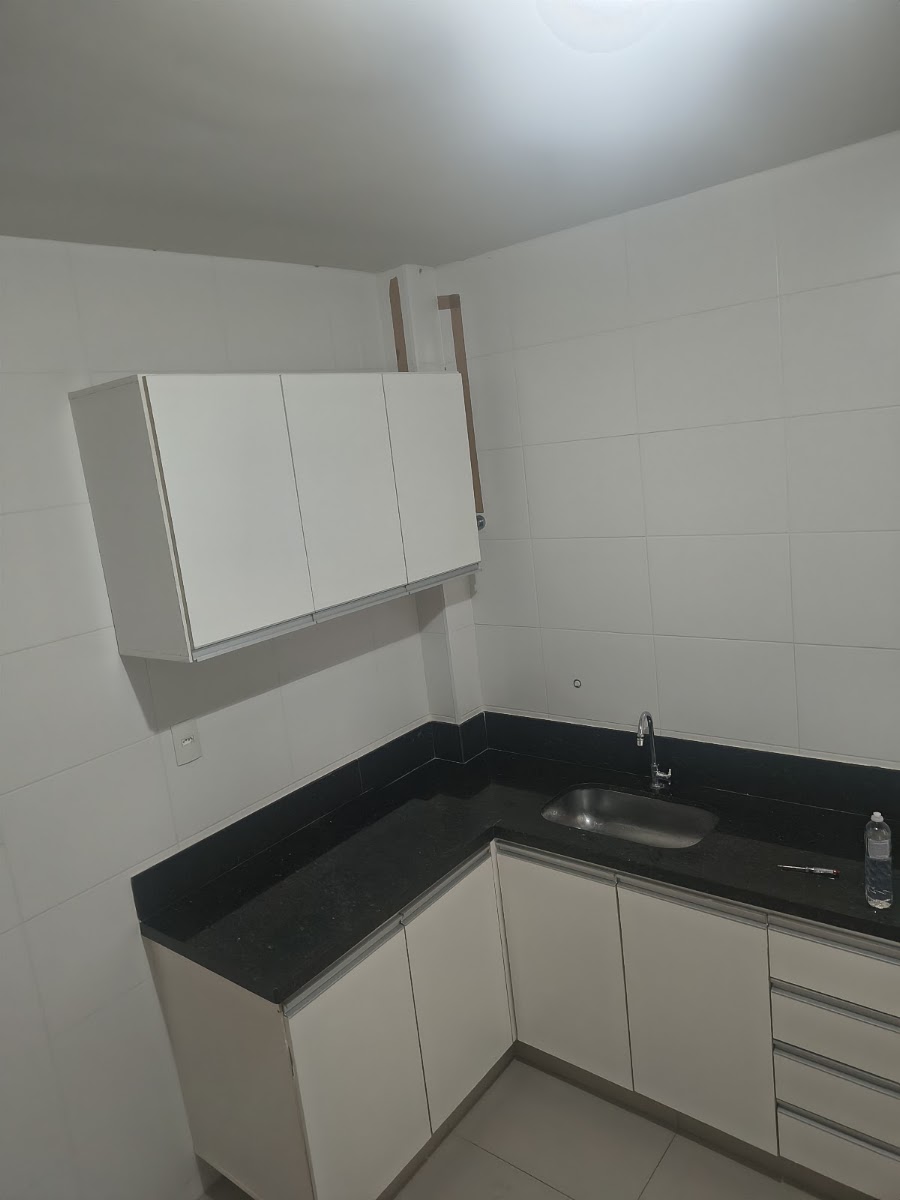 Cozinha planejada branca com bancada em granito
