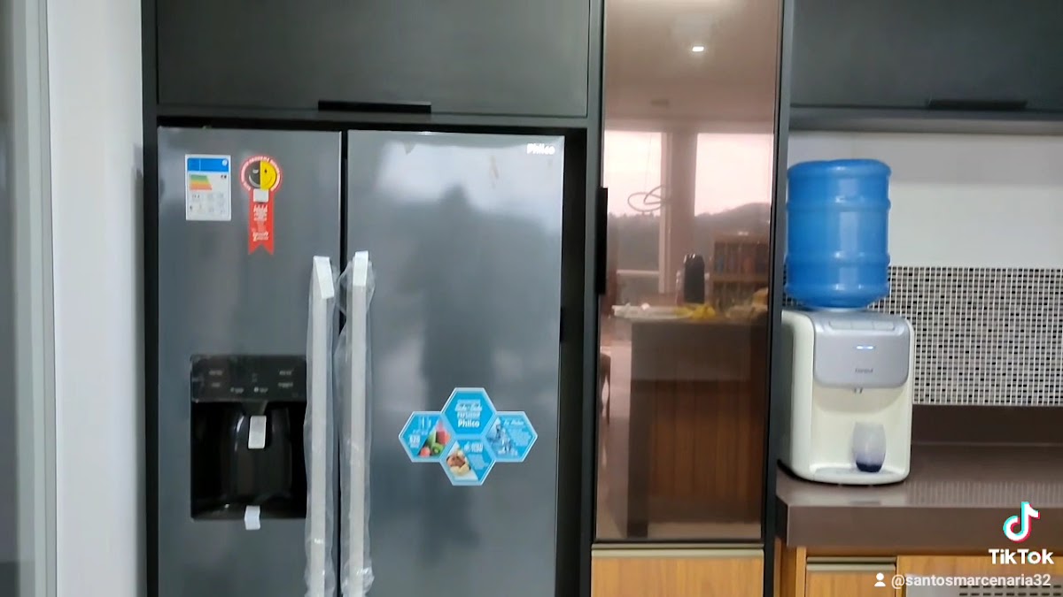 Cozinha planejada com armários pretos