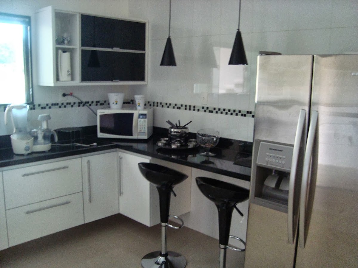 Cozinha planejada preto e branco com bancada