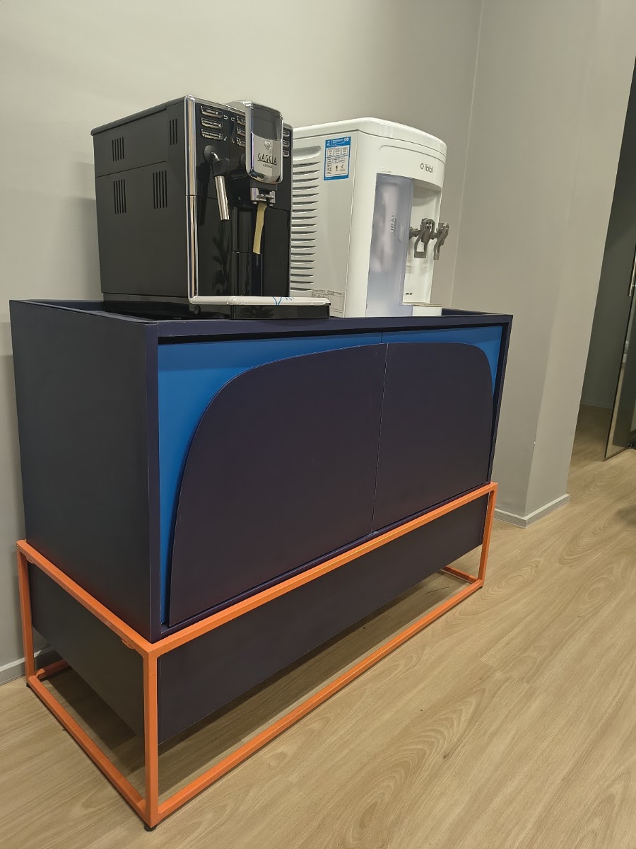 Credência planejada em azul com base laranja
