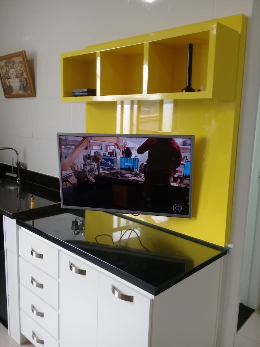 Painel de TV planejado em laca amarela